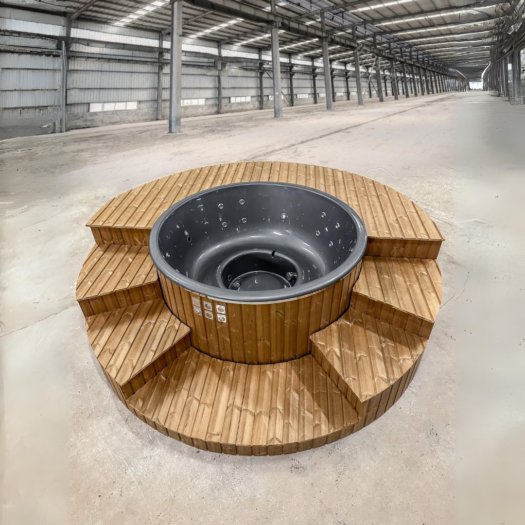 Ванна из стекловолокна со встроенным нагревателем в лестнице/террасе