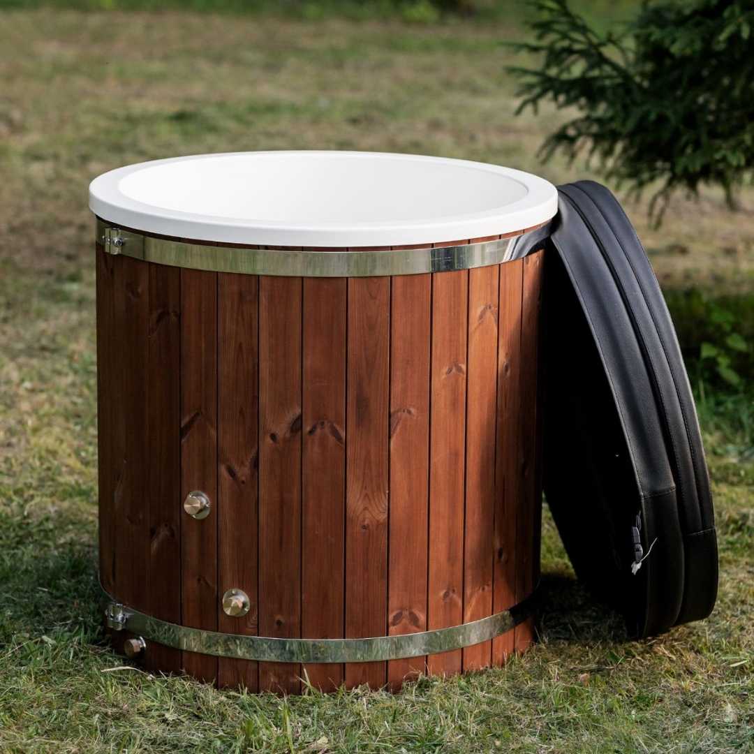 Одноместная ванна для холодной воды из стекловолокна.