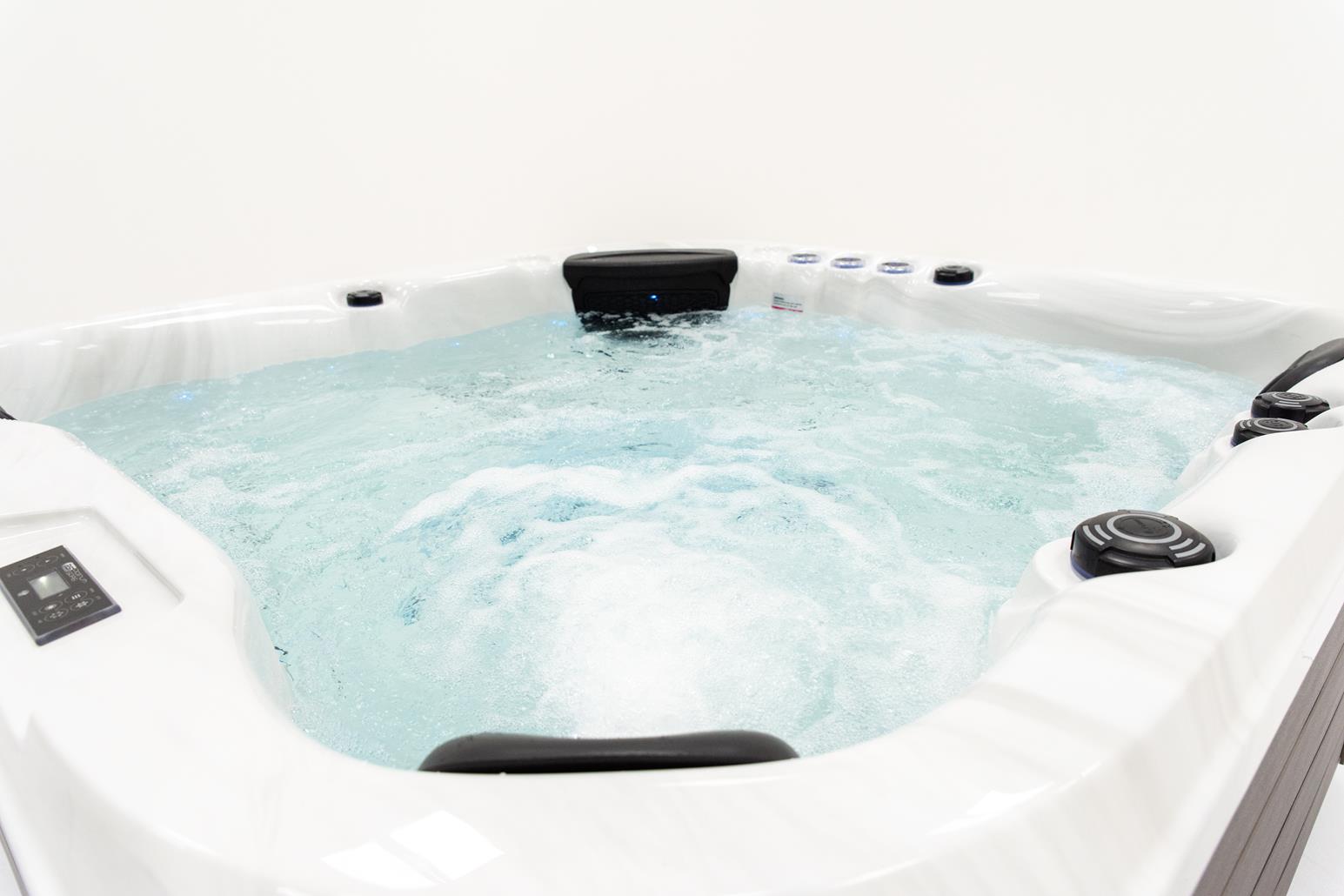 Kenya Hot Tub — изображение 15